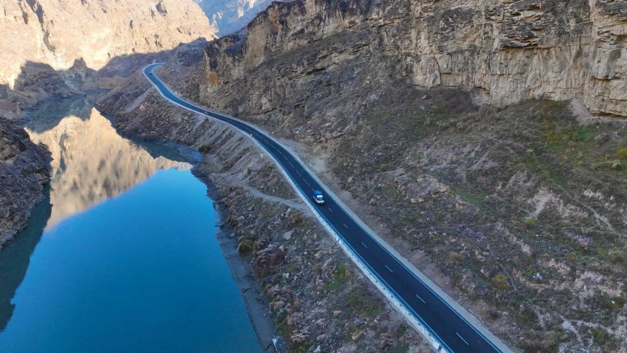 В Дагестане за год отремонтировали более 460 км дорог и 12 мостов По данным пресс службы Министерства транспорта и дорожного хозяйства РД в нормативное состояние в 2025 году было приведено 462 7 километра автомобильных дорог Этот показатель на 4 24 превышает результат 2024 года В общий объем вошли 19 2 км дорог построенных или реконструированных с нуля и 443 5 км отремонтированных и приведенных в порядок в ходе капитального ремонта  Кроме того за год был отремонтирован 21 мост а 12 мостовых сооружений были полностью обновлены Активные работы велись и в городах ремонт прошел на 373 объектах улично дорожной сети общей протяженностью 137 5 км