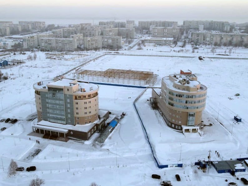 На достройку центра подготовки шахтеров и горноспасателей в Новокузнецке направят 2,1 млрд рублей  Центр начнет работать на 100% после завершения строительства всех объектов первой очереди — учебно-тренировочного корпуса, общежития, технологического модуля — ориентировочно в 2025-2028гг.   Когда начали его строить и первоначально планировали ввести в строй, см: