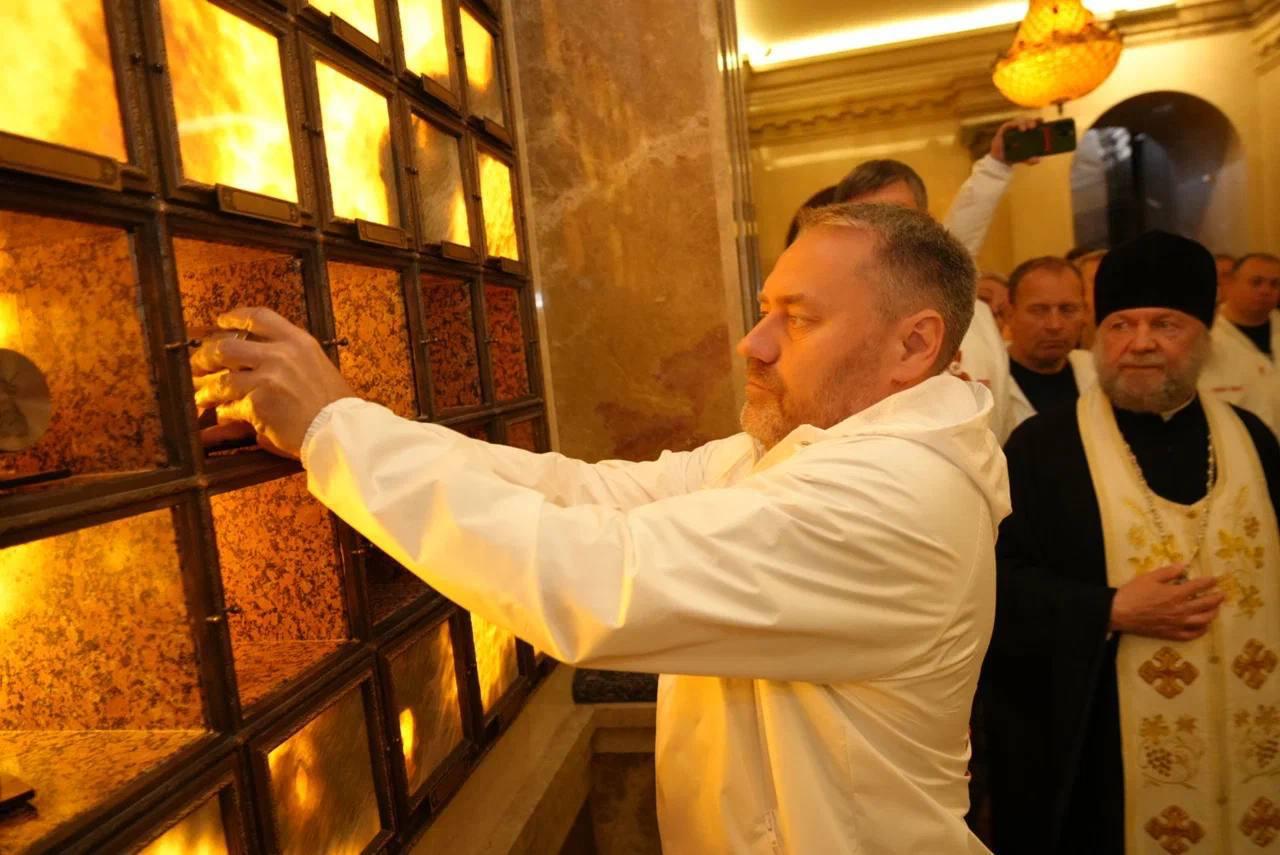 Земля Ленинграда — в крипте памяти Председатель Законодательного Собрания Петербурга Александр Бельский заложил капсулу с землёй Ленинграда в крипту Всехсвятского храма в Минске. Церемония прошла в рамках автопробега «Дорогами Победы». Всего в крипту передали землю из одиннадцати городов-героев. Александр Бельский подчеркнул, что каждая горсть — это символ мужества, стойкости и памяти о Великой Отечественной войне. И особенно важно, что акция проходит в рамках парламентских инициатив, объединяющих Москву, Петербург и города Героев. Фото: Спикер Бельский Вечерний Санкт-Петербург