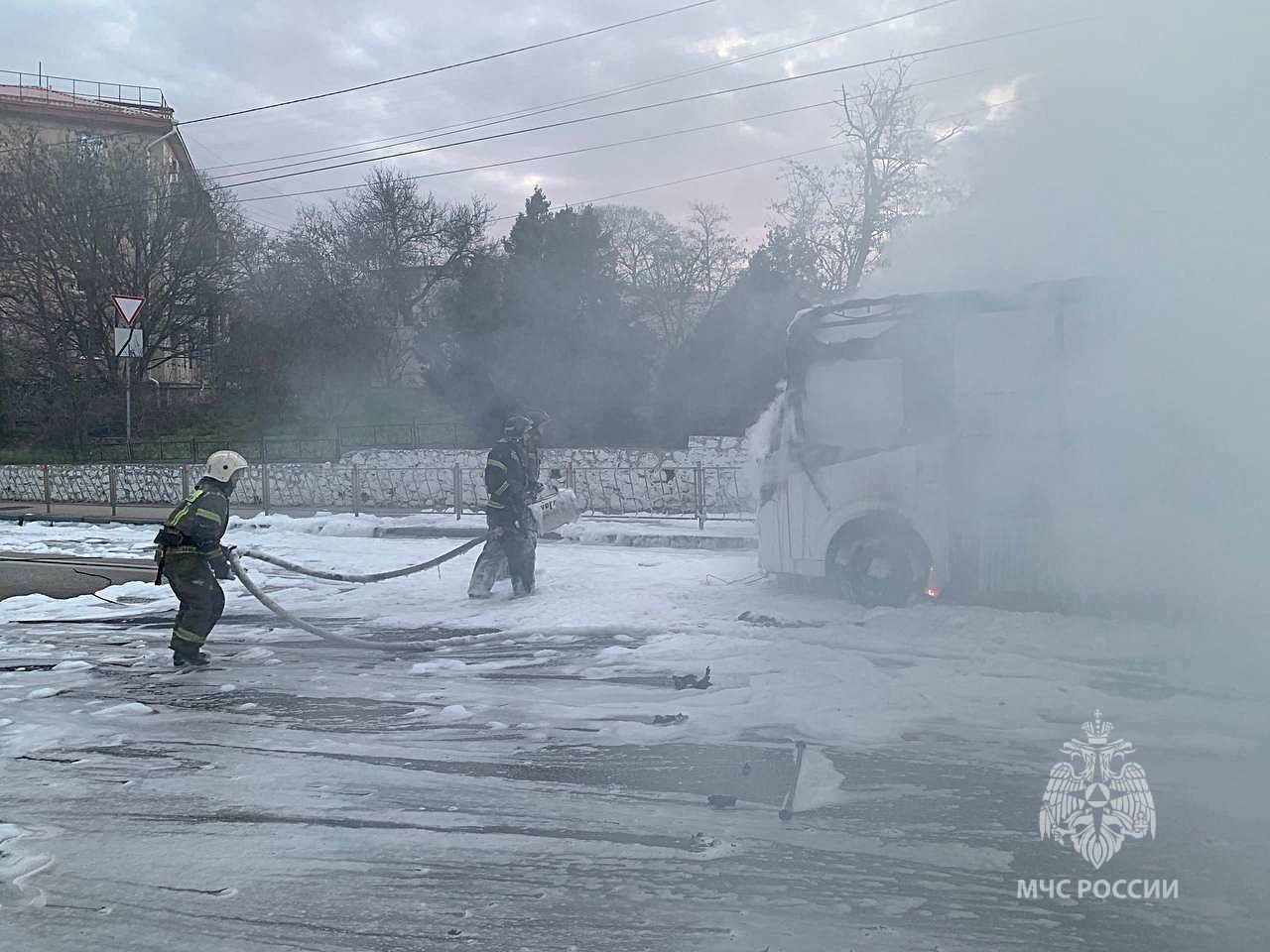 Горящий автобус в Севастополе потушили.  Огонь охватил маршрутку номер 105. Внутри находились водитель и пассажиры. К счастью, все быстро покинули автобус и обошлось без пострадавших.  Пожар на 10 "квадратах" потушили менее чем за полчаса, сообщили в региональном МЧС.  Причины возгорания выясняют.