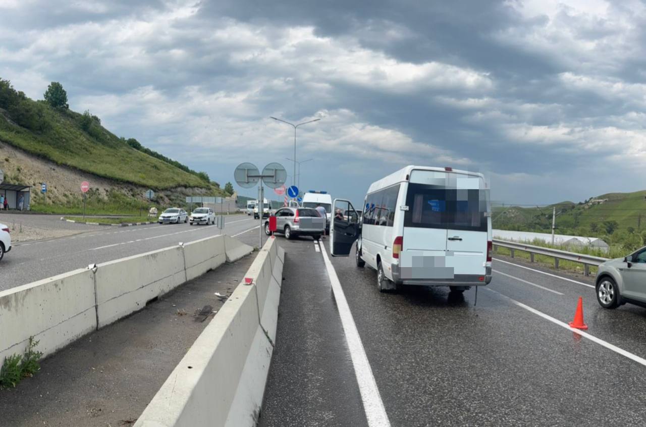 В Предгорном округе в результате столкновения трех автомобилей пострадал несовершеннолетний пассажир По предварительным данным, 12 июня примерно в 14 часов 45 минут на 38 километре автодороги «Минеральные Воды - Кисловодск», водитель микроавтобуса «Мерседес», двигаясь во стороны города Кисловодска в направлении Минеральных Вод, допустил столкновения со стоящими автомобилями Хонда и Ауди. В результате автоаварии 14-летняя пассажир микроавтобуса с травмами была госпитализирована в больницу города Кисловодска. ⏺Установлено, что за рулем транспорта находился 59-летний житель Кисловодска, который осуществлял частную перевозку и на момент автоаварии в салоне автомобиля находилось 11 пассажиров, из которых более никто не пострадал. По факту автоаварии проводится проверка. Детальные обстоятельства происшествия уточняются.