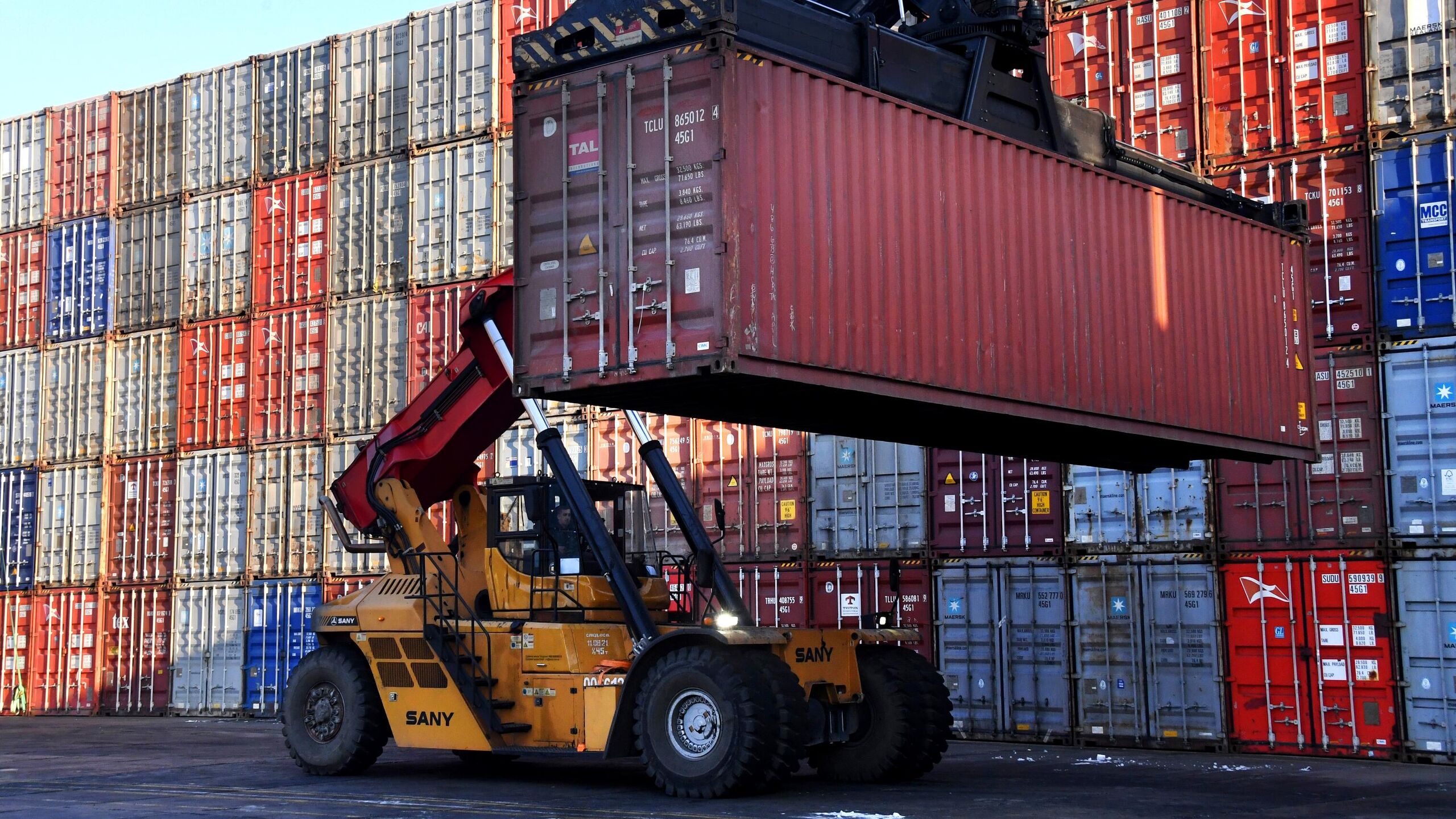 Правительство РФ продлило временный запрет на вывоз отходов и лома драгоценных металлов еще на полгода до 31 мая 2026 года сообщили в пресс службе кабмина В России продлен временный запрет на вывоз отходов и лома драгоценных металлов Согласно подписанному постановлению ограничение будет действовать еще шесть месяцев с 1 декабря 2025 года до 31 мая 2026 года сообщили в кабмине На время действия ограничений из страны будет запрещено вывозить отходы и лом не только драгоценных металлов но и металлов плакированных драгоценными металлами Также будет приостановлен вывоз отходов и лома электротехнических и электронных изделий используемых главным образом для извлечения драгоценных металлов Как и прежде запрет не будет распространяться на вывоз катодной сурьмы в слитках а также проб отобранных от партий лома и отходов драгоценных металлов вывозимых аффинажными организациями