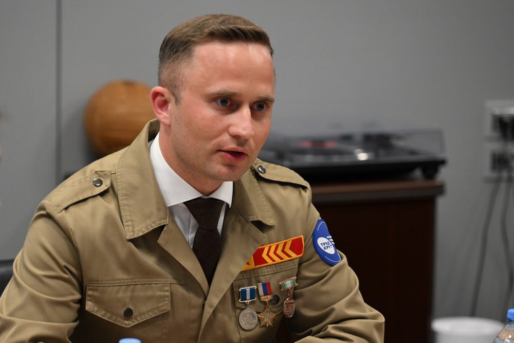Развитие студотрядов в регионе обсудили на встрече с Главой ДНР  Глава ДНР Денис Пушилин обсудил с руководителем Центрального штаба РСО Ярославом Зубащенко, министром молодежной политики ДНР Кириллом Макаровым и руководителем Донецкого регионального отделения РСО Александрой Кульгиной перспективы развития отрядного движения в Республике.  Ключевыми темами стали:  принятие закона о государственной поддержке студенческих отрядов  создание координационного совета  реализация программ трудоустройства и молодежных инициатив  — «Ребята абсолютно заряжены. Мы готовы поддерживать, расширять сотрудничество и создавать новые возможности», — отметил Денис Пушилин.   Вместе строим сильное будущее для молодёжи, для Донбасса, для всей страны.   #РСО #ДонРО #ТрудКрут
