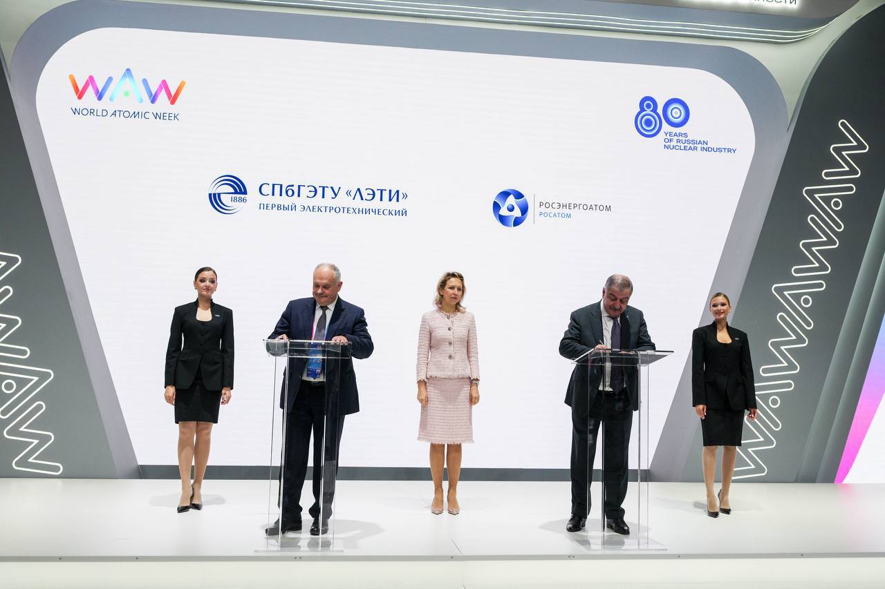 Стратегическое атомное партнерство  Ректор СПбГЭТУ ЛЭТИ Виктор Шелудько и первый заместитель генерального директора по корпоративным функциям АО Концерн Росэнергоатом Джумбери Ткебучава подписали соглашение о партнерстве между АО Российский концерн по производству электрической и тепловой энергии на атомных станциях АО Концерн Росэнергоатом и СПбГЭТУ ЛЭТИ в присутствии заместителя генерального директора по персоналу Госкорпорации Росатом Татьяны Терентьевой в рамках Международного форума Мировая атомная неделя World Atomic Week в Москве Соглашение предусматривает развитие всестороннего сотрудничества путем объединения усилий сторон по кадровому технологическому и научному направлениям для обеспечения роста уровня подготовки востребованных специалистов и достижения научно технологического лидерства в атомной отрасли Ректор СПбГЭТУ ЛЭТИ Виктор Шелудько Госкорпорация Росатом является одним из ключевых стратегических партнеров нашего университета Сегодня мы подписали соглашение между ЛЭТИ и Концерном Росэнергоатом о подготовке кадров и реализации совместных технологических проектов С коллегами из Концерна мы активно работаем в области автоматизированных систем управления технологическими процессами для атомных станций В ближайшее время готовы запустить ряд важнейших проектов нацеленных на достижение технологического лидерства в атомной отрасли России новостиНОП НОП Научно образовательная политика