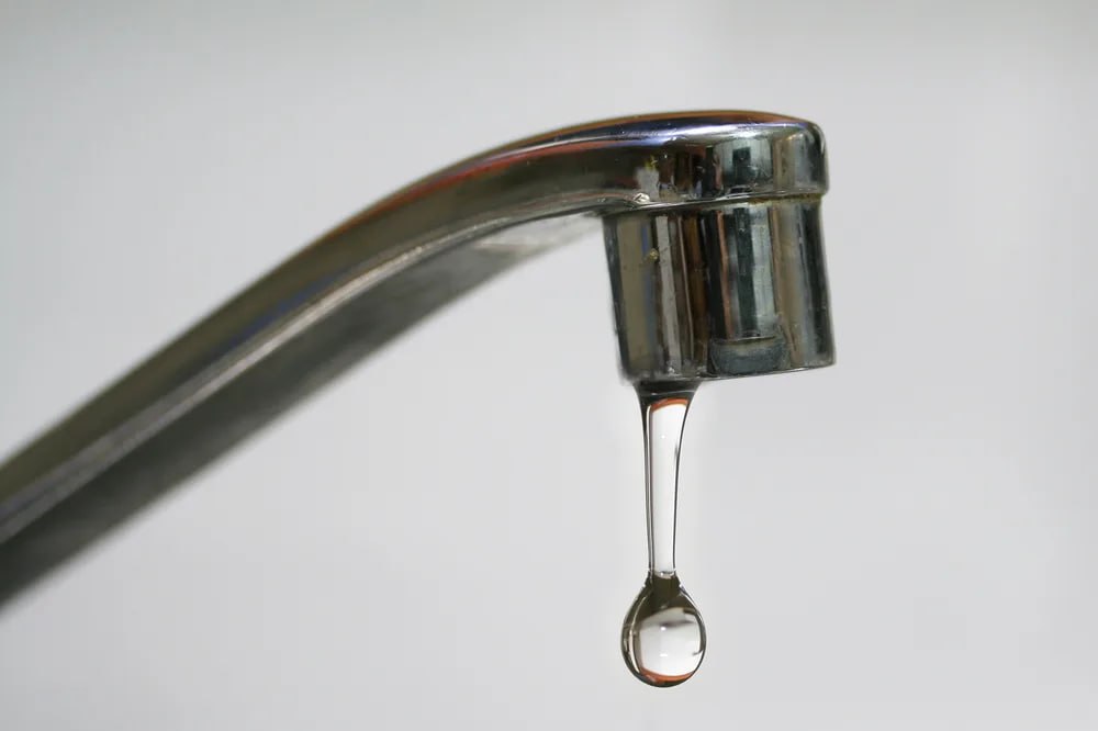 В Ростове 60 многоэтажек остались без горячей воды из-за дефектов на теплотрассе. По состоянию на 1 мая были выявлены новые дефекты. Ранее на тепловых сетях в Ворошиловском, Октябрьском и Первомайском районах обнаружили дефекты. С 15 по 30 апреля 689 многоэтажек остались без воды. Полностью восстановить горячее водоснабжение пообещали к 3 мая. По состоянию на 1 мая были выявлены новые дефекты. В настоящее время 60 многоэтажек подключили к временной схеме теплоснабжения. Специалисты обещают устранить дефекты до конца дня.