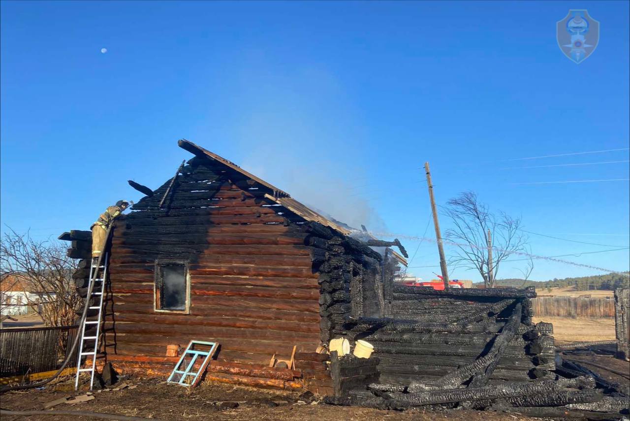 Сегодня ранним утром сгорел частный жилой дом в селе Ониноборск Хоринского района Бурятии. Прибывшие пожарные обнаружили на кухне тело погибшего 71-летнего мужчины.  На тушение возгорания ушло два с половиной часа