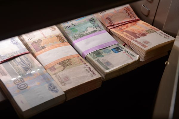 В ГД назвали срок вступления в силу закона о регулировании беспроцентных рассрочек Он начнёт действовать с 1 декабря документ будет определять кто и на каких условиях может предоставлять подобные услуги Ввести порядок решили по нескольким причинам С одной стороны рынок стремительно растёт и многие крупные игроки от банков до IT компаний уже предлагают своим клиентам оплату по частям С другой для государства важно закрыть риски в отсутствие правил люди могли брать рассрочки у посредников чья деятельность никак не контролировалась объяснил глава комитета Госдумы по вопросам собственности Сергей Гаврилов По его словам для потребителей вводится ряд гарантий в частности максимальный срок рассрочки сначала составит 6 месяцев а с декабря 2027 года сократится до 4 месяцев Подпишись на Говорит Москва
