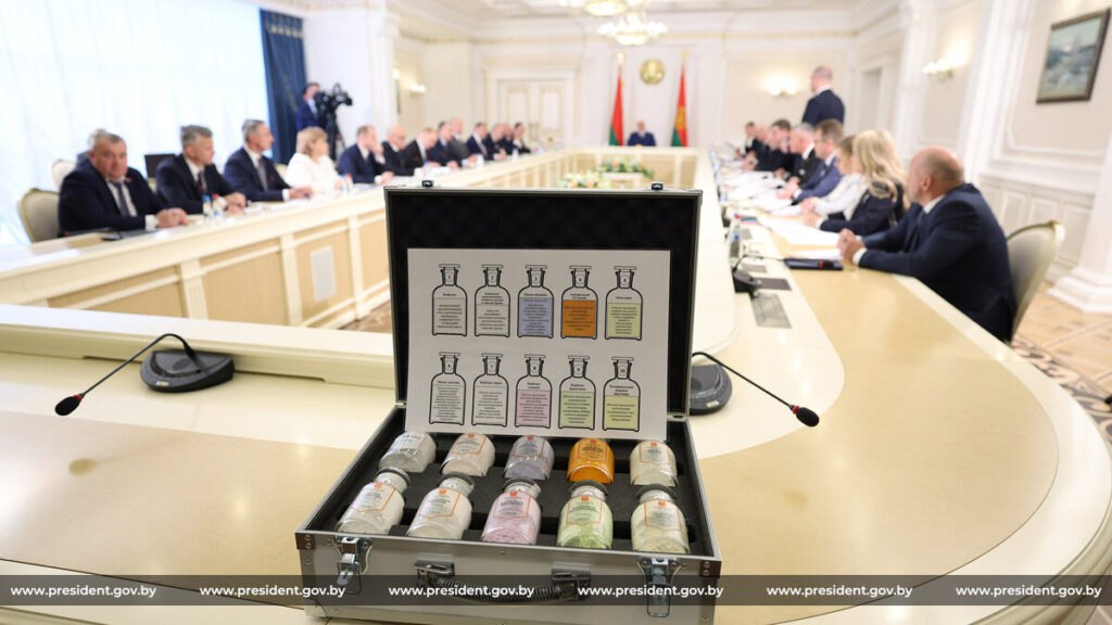 Беларусь может наладить производство редкоземельных элементов из отходов промпроизводства На совещании по вопросам обращения с отходами и использования вторичных материальных ресурсов у Александра Лукашенко прозвучало предложение использовать российский опыт по получению редкоземельных элементов из отходов промпроизводства. Министр Минприроды предложил Академии наук рассмотреть возможность создания перерабатывающих линий на базе Гомельского химического завода. В случае положительной экономической оценки может быть принято решение о строительстве специализированного завода. #Лукашенко Подпишись — Минская правда MLYN.by