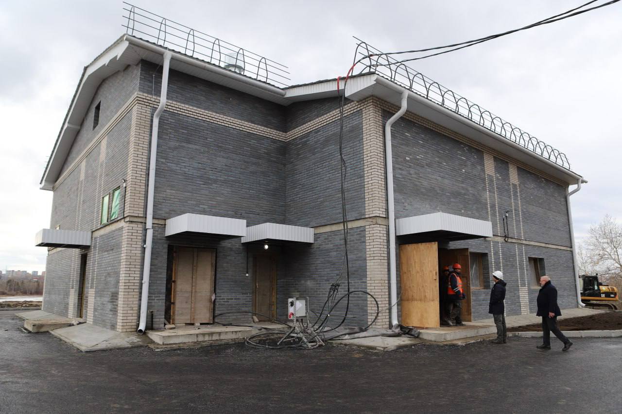 Строительство канализационной насосной станции Нижний бьеф завершают в Иркутске Когда объект введут в эксплуатацию нагрузка на центральные городские сети будет существенно снижена Это один из самых значимых инфраструктурных проектов последнего десятилетия Мы планируем завершить все мероприятия и сдать объект в эксплуатацию до конца ноября раньше запланированного срока Новая система позволит разгрузить центральные районы города снизить аварийность на сетях и обеспечить подключение новых микрорайонов отметил мэр Иркутска Руслан Болотов Фото пресс служба администрации Иркутска АИСТ Иркутская область