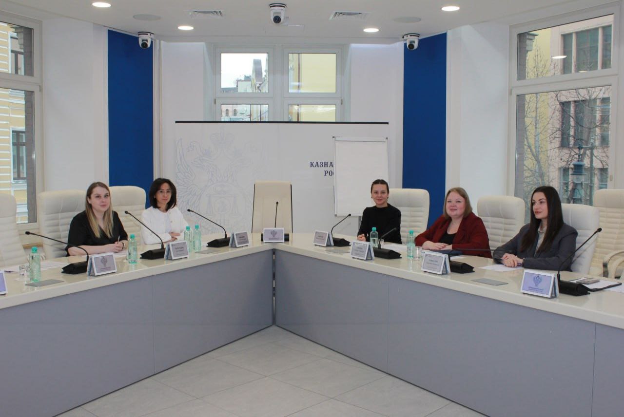 25 11 2025 состоялось совещание с Территориальными Управлениями Казначейства России о мероприятиях по ЗАВЕРШЕНИЮ 2025 ФИНАНСОВОГО ГОДА ДЛЯ КЛИЕНТОВ ЕДИНОЙ БЮДЖЕТНОЙ ПЛАТФОРМЫ ЕБП являющейся Модулем государственной интегрированной информационной системы управления общественными финансами Электронный бюджет Совещание прошло под председательством начальника Управления развития государственных финансов Казначейства России Кристины Марковой и при участии 38 Территориальных Управлений Казначейства России На встрече обсудили ключевые мероприятия в рамках закрытия 2025 финансового года и начала 2026 года для клиентов которые уже осуществили переход на платформу ЕБП созданную для импортозамещения Автоматизированной системы Федерального казначейства АСФК В ходе совещания выступили представители Управления развития государственных финансов Межрегионального контрактного управления команды разработки ЕБП Информация о предыдущем вебинаре по работе в ЕБП доступна по ссылке Казначейство России в MAX КазначействоРоссии НОВОСТИ