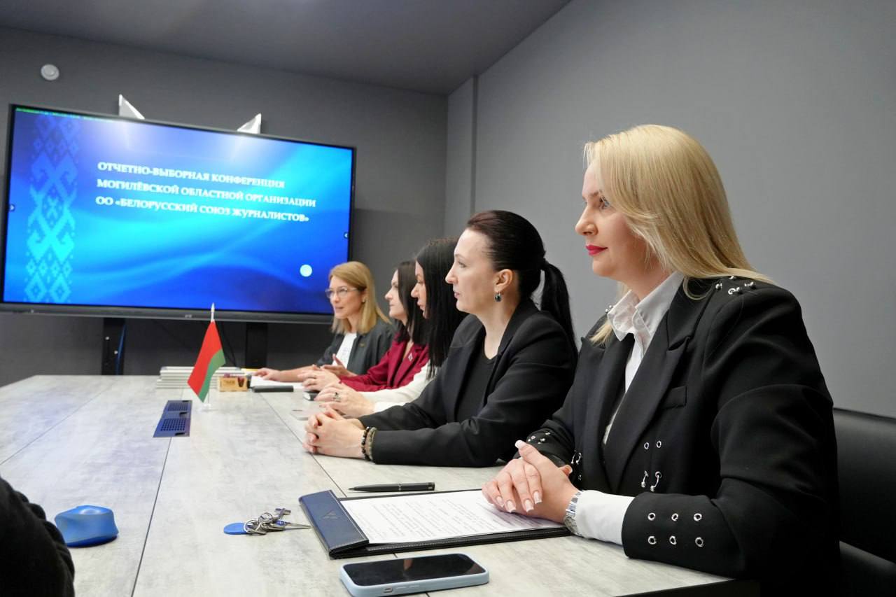 Профессиональный журналист должен учиться всегда Эта идея стала ключевой на отчетно выборной конференции Могилевской областной организации ОО Белорусский союз журналистов На повестке дня обсуждались вопросы работы областной журналистской организации выдвижение делегатов на XV Съезд ОО БСЖ а также актуальные темы для медийного сообщества Заместитель председателя ОО БСЖ политический обозреватель агентства Минск Новости Алена Радовская подчеркнула что активное участие районных редакций приносит значительные результаты Представители районных изданий Могилевщины предложили создать проект по работе с юнкорами под эгидой журналистской организации Председатель Могилевской областной организации ОО БСЖ и директор телерадиокомпании Могилев Татьяна Ларина поделилась опытом обмена идеями и знаниями между различными СМИ отметив что высококлассные специалисты работают вместе В завершение конференции состоялось награждение победителей конкурса Золотое перо и вручение дипломов ОО БСЖ за профессиональные достижения mininform