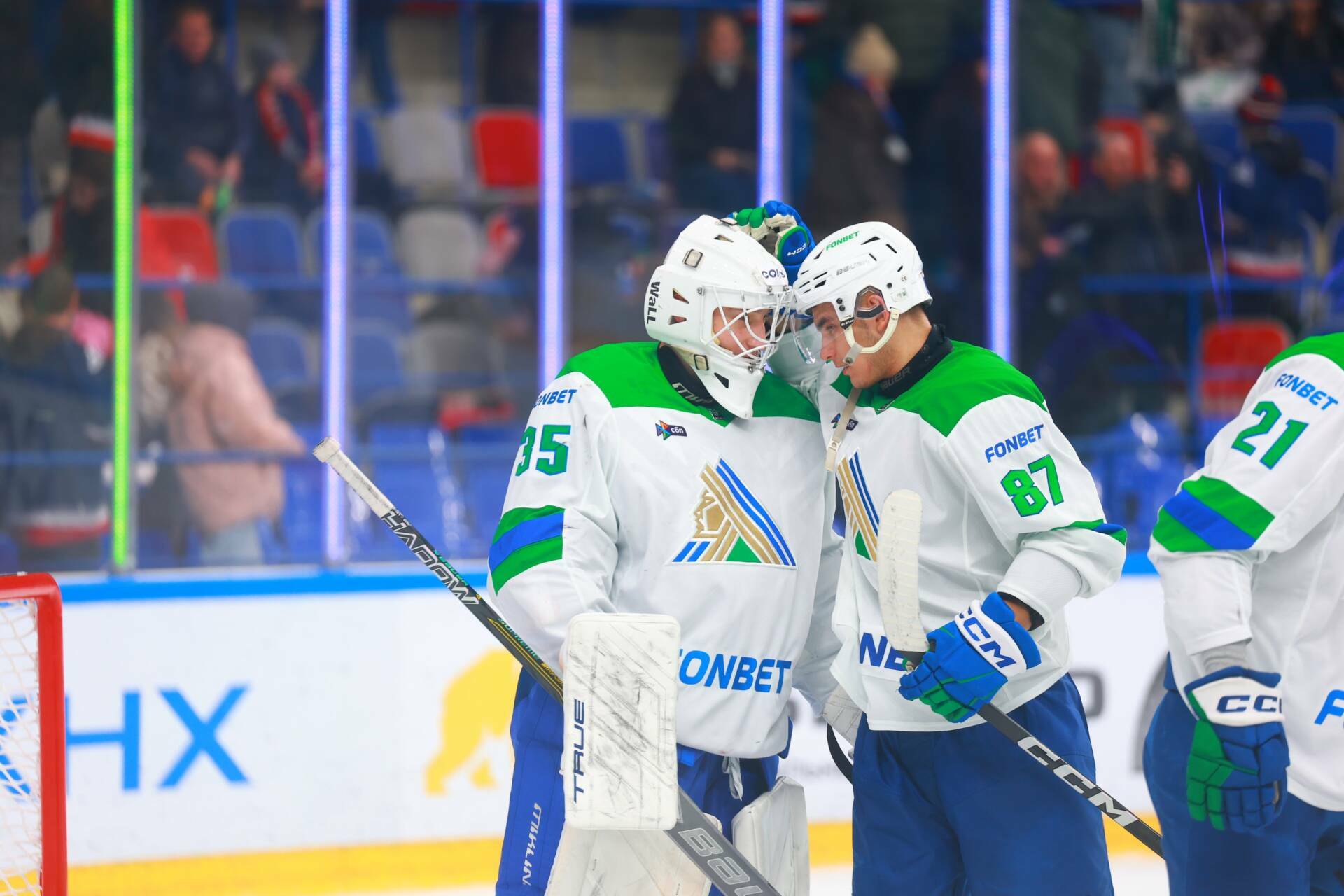 Салават Юлаев обыграл Барыс благодаря дублям Броссо и Ремпала отыгравшись с 1 3 Уфимский Салават Юлаев обыграл астанинский Барысом Встреча завершилась победой хозяев со счётом 7 4 По ходу встречи команда Виктора Козлова уступала со счетом 1 3 однако сумела отыграться и забросить шесть шайб Читать полностью