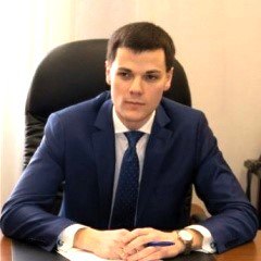 Трагедия в Иркутске Судья Арбитражного суда предположительно совершил суицид на мосту через Ангару 37 летний судья Арбитражного суда Восточно Сибирского округа Николай Курц по предварительным данным покончил с собой Последний раз его видели на Глазковском мосту в ночь на 3 сентября По информации источников Базы в местных правоохранительных органах смерть Курца подтверждена и носит некриминальный характер Однако тело судьи по предварительным данным пока не обнаружено Камеры видеонаблюдения зафиксировали мужчину на мосту через Ангару спустя полчаса после того как он покинул дом Коллеги Николая Курца предполагают что трагедия могла быть связана с личными причинами не имеющими отношения к профессиональной деятельности Они отмечают что судья был назначен на должность в Арбитражном суде Восточно Сибирского округа в ноябре 2023 года а до этого несколько лет работал в Арбитражном суде Иркутской области Подпишитесь на Иркутск политический