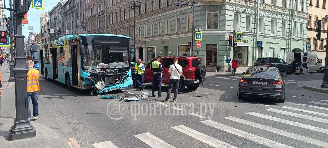 Автобус 185 разбил лицо на перекрестке Бармалеевой улицы и Большого проспекта ПС Пострадавших и скорой нет уточняет очевидец Копится пробка UPD в пресс службе перевозчика сообщили что никто не пострадал После замены переднего бампера автобус вернется на линию Причины ДТП устанавливаются Telegram Все каналы Фонтанки Max