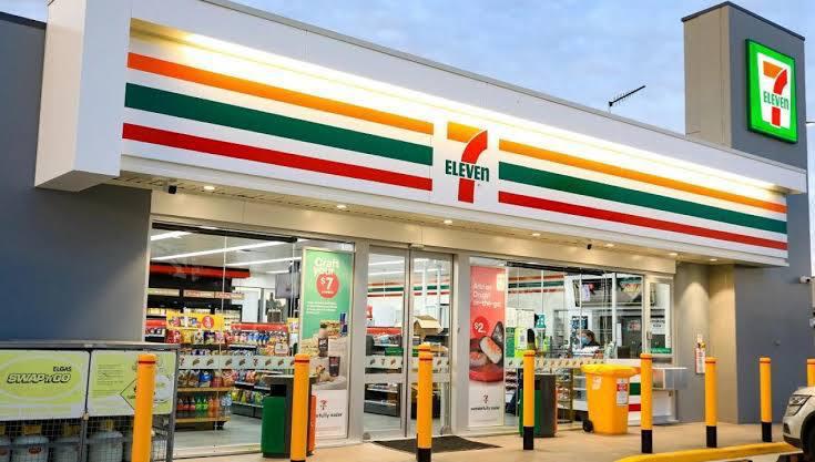7 Eleven могут открыться в России в 2026 году Сеть уже зарегистрировала 8 товарных знаков и логотип Если у нас появятся такие магазины там можно будет купить азиатские вкусняшки бабл ти мармеладки чипсы необычные сладости и другие продукты из Азии очень ждём Моя Казань