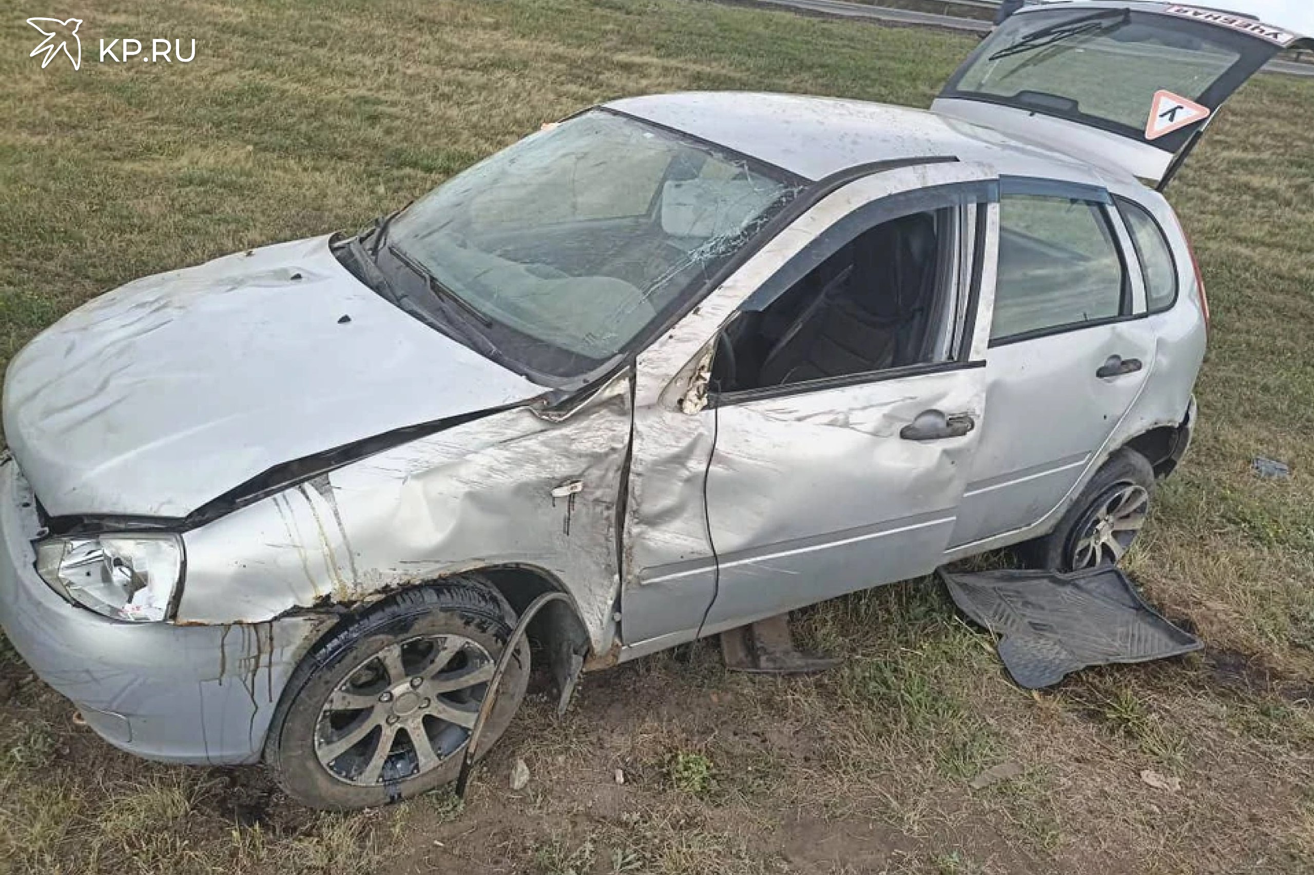 В Воронежской области «Лада Калина» вылетела в кювет, погибла пенсионерка  По предварительным данным, вчера, 7 августа, на 610 километре автодороги «М-4 "Дон" случилось дорожно-транспортное происшествие. Об этом сообщает пресс-служба ГУ МВД России по Воронежской области.  Примерно в 13:30 водитель «Лады Калины», 68-летний житель Поворинского района, потерял управление над машиной, из-за чего транспортное средство наехало на железобетонное ограждение, затем вылетело в кювет, где опрокинулось. В результате аварии пассажир легковушки, 65-летняя жительница Поворинского района, от полученных травм скончалась на месте происшествия до приезда «скорой».