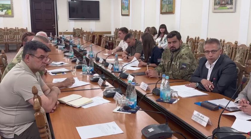 Обучение финалистов кадровой программы «Герои Луганщины» стартует 14 июля Первый очный модуль обучения финалистов кадровой программы «Герои Луганщины» стартует 14 июля. Об этом, как сообщила пресс-служба Администрации Главы ЛНР, стало известно в ходе очередного заседания Общественного совета регионального кадрового проекта «Герои Луганщины». Заседание провел руководитель Администрации Главы ЛНР, председатель Общественного совета Алексей Самойлов. Он напомнил, что в рамках реализации программы уже прошло два этапа: тестирование и собеседование. Всего заявки на участие в проекте подали более 250 человек. «На сегодняшнем заседании мы подведем промежуточные итоги реализации программы. Также нам нужно наметить задачи на будущее. После собеседований с участниками проекта и их личной встречи с Главой ЛНР... Подробнее>>>