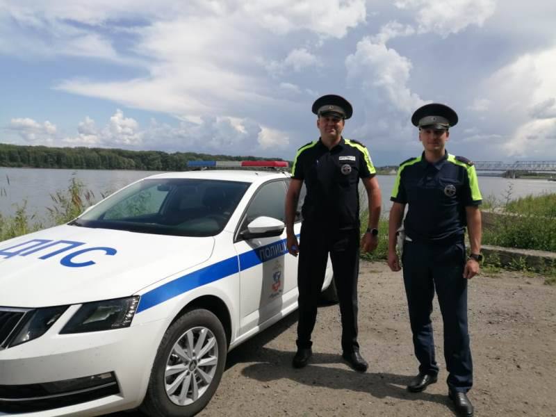 Сотрудники ДПС помогли девушке-водителю, у которой случился приступ эпилепсии  Старший лейтенант полиции Алексей Алтухов и лейтенант полиции Сергей Костиков во время патрулирования в Камне-на-Оби обратили внимание на автомобиль, который очень медленно двигался по краю проезжей части. Подъехав поближе, полицейские заметили, что у девушки-водителя начались судороги. Увидев стражей правопорядка, девушка остановила машину.  Напарники помогли ей выбраться из автомобиля, уложили на землю и перевернули набок. Также правоохранители перекрыли движение транспорта и вызвали медиков. Благодаря оперативным действиям сотрудников ДПС удалось своевременно помочь водителю.    ТОЛК