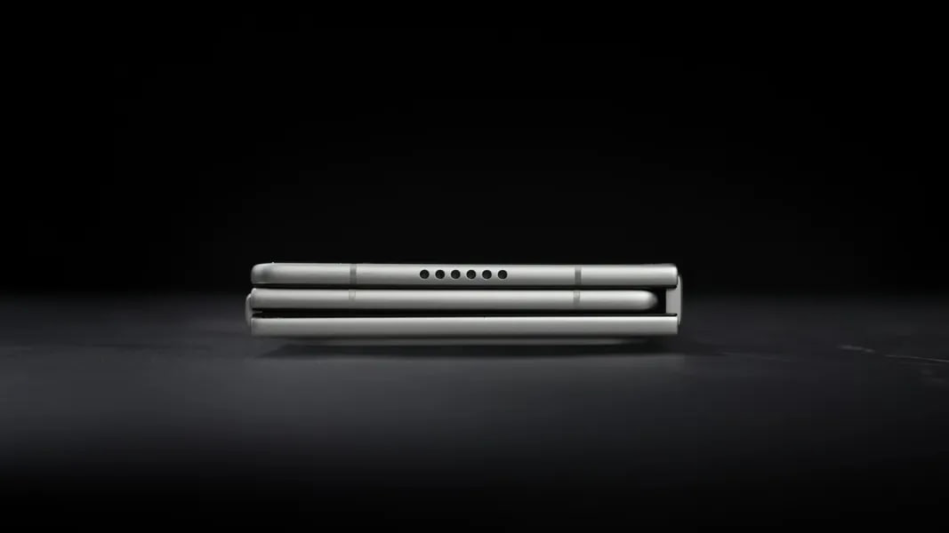Компания Tecno хотя и является производителем смартфонов из второго эшелона, нередко экспериментирует так, как никто из лидеров рынка. И вот теперь она показала, что может создать складывающийся втрое смартфон, который тоньше многих обычных складных аппаратов с одним шарниром.  Пока что это лишь концепт под названием PHANTOM Ultimate G Fold. Но он существует в виде прототипа, так что Tecno вполне может выпустить такое устройство в обозримом будущем.  В полностью сложенном состоянии толщина устройства составляет всего 11,49 мм. Это меньше, чем у Galaxy Z Fold6 и многих других обычных складных смартфонов. В разложенном толщина и вовсе поражает - 3,49 мм!