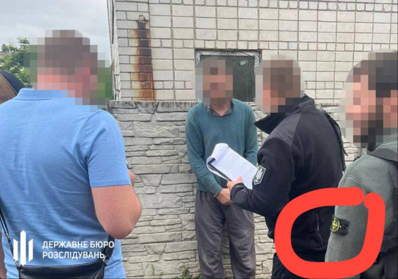 Борьба жабы и гадюки: воры из ТЦК против воров из ГБР  Вчера в Днепропетровске прошло крайне интересное задержание: ГБР арестовало ТЦКшника, который вымогал 35 тысяч гривен у местной футбольной команды, угрожая мобилизацией.  Сначала угрозы были направлены на тренера  у него людолов требовал 2 тысяч гривен , а потом и на всю команду. Но, как видите, не удалось.  Зато, как подмечает киевский журналист Антон Гура, ГБРовцы во время задержания выглядели крайне интересно: на одном из них, например, был джемпер за 30 тысяч гривен. Примерно как месячная зарплата стандартного гражданина.  Неплохо. Не сомневаемся, что в отличие от коррумпированного людолова, ГБРовец «сам заработал».