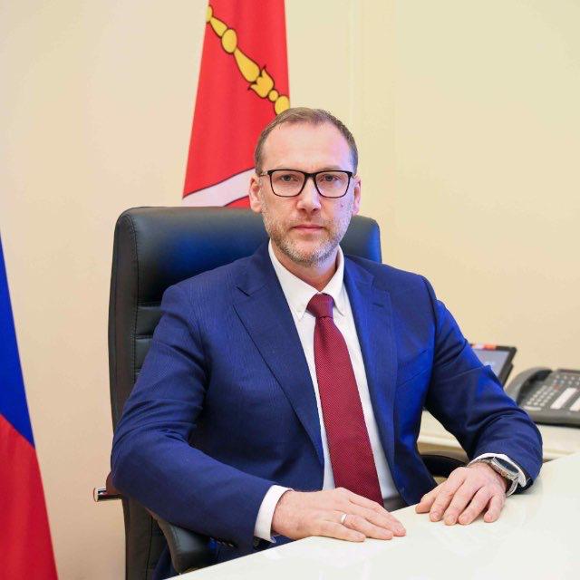 Беглов уволил вице губернатора по здравоохранению Константина Звоника Тот провёл почти два месяца в отпуске По словам собеседников Фонтанки в Смольном в пятницу было публично объявлено об освободившейся должности Номер телефона Звоника также исчез из справочника на сайте городской администрации но сам он ситуацию не прокомментировал лишь заблокировал контакт корреспондента в мессенджере Чиновник с середины июня находится в отпуске Источники Фонтанки говорят якобы причиной этого стал некий личный конфликт Помимо Комздрава Звоник курировал комитет по информатизации и связи и управление ветеринарии Его обязанности пока исполняет Владимир Омельницкий fontankaspb