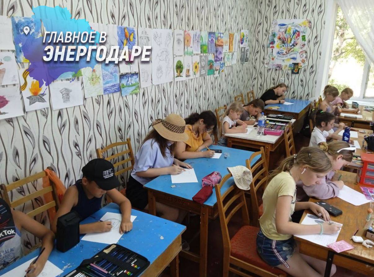 В Водянском СДК прошла важная беседа о противодействии терроризму  Для воспитанников культурно-молодежного центра «Водянский СДК» провели познавательное мероприятие «Терроризм глазами детей». В ходе активного диалога участники разобрали ключевые правила безопасности в экстремальных ситуациях, обсудили опасность террористических идеологий и их влияние на современное общество.  Особое внимание уделили роли молодежи в профилактике экстремизма. Дети участвовали в моделировании опасных ситуаций, разбирали алгоритмы действий при угрозе теракта или захвата в заложники, выражали свое отношение к проблеме через тематические рисунки. В завершение все пришли к важному выводу — бдительность и грамотные действия каждого гражданина являются мощным оружием в борьбе с террористическими угрозами.