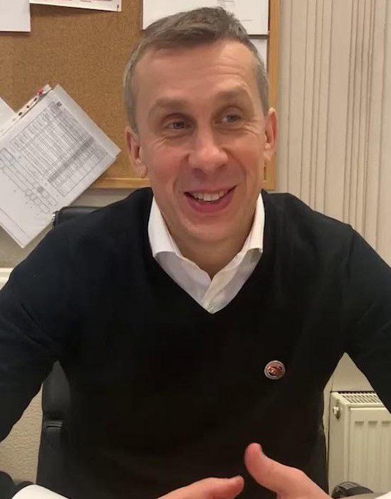 Генеральным директором Coffee Like стал Алексей Чижов из Rostic’s Смотрим подробности: - Бывший глава франчайзи KFC будет управлять сетью Coffee Like, основанной блогером Аязом Шабутдиновым. - Назначение последовало после смены владельца Coffee Like, принадлежащей сейчас Invellect Давида Тащяна. - Сам Чижов подтвердил, что уже три месяца работает в компании. По его словам, в конце 2024 года компанию купили новые инвесторы и «позвали его, чтобы кратно масштабировать бизнес». - Чижов ранее возглавлял ООО «Эй Кей Раша» — одного из крупнейших франчайзи сети фастфуда Rostic’s ранее — KFC , под управлением которого в России находится около 100 заведений. - В конце 2024 года Чижов ушел из компании, после того как новым ее учредителем стал владелец франшизы «Юнирест». - Новым главой «Эй Кей Раша» стал совладелец «Юниреста» Константин Котов. Для справки: Coffee Like основана в 2013 году предпринимателем и блогером Аязом Шабутдиновым, находящимся с 2023 года под арестом из-за обвинения в мошенничестве вместе с партнером Зуфаром Гариповым. С конца 2024 года сетью владеет Invellect Давида Тащяна. Насчитывает более 1,1 тыс. точек, всеми ими управляет франчайзи. По собственным данным, выручка сети в 2023 году составила 5,8 млрд руб. без учета торгового дома и компании по обжарке кофе. По данным СПАРК, в 2024 году выручка ООО «Кофе Лайк» выросла на 26,3% год к году, до 376,1 млн руб., чистая прибыль — на 4,2%, до 177,1 млн руб. ™ Свободная касса