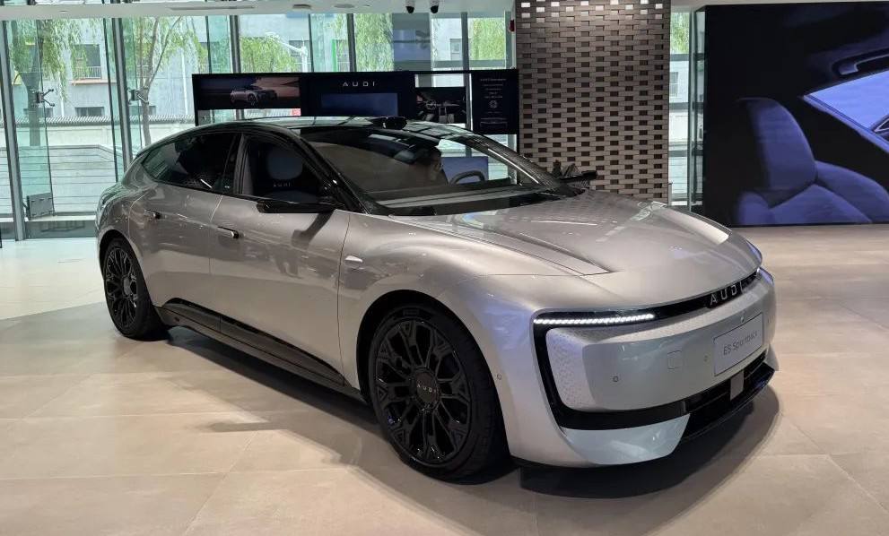 Первый Audi без фирменных колец уже в автосалонах. Концерн все-таки сделал серийное производство электрических E5. Авто мощностью до 787 л.с. разгоняется до 100 км/ч за 3,4 секунды. Заявленный запас хода на одном заряде — 770 км. Это выставочные образцы. Старт продаж ожидается летом, предположительно от $40 тыс.