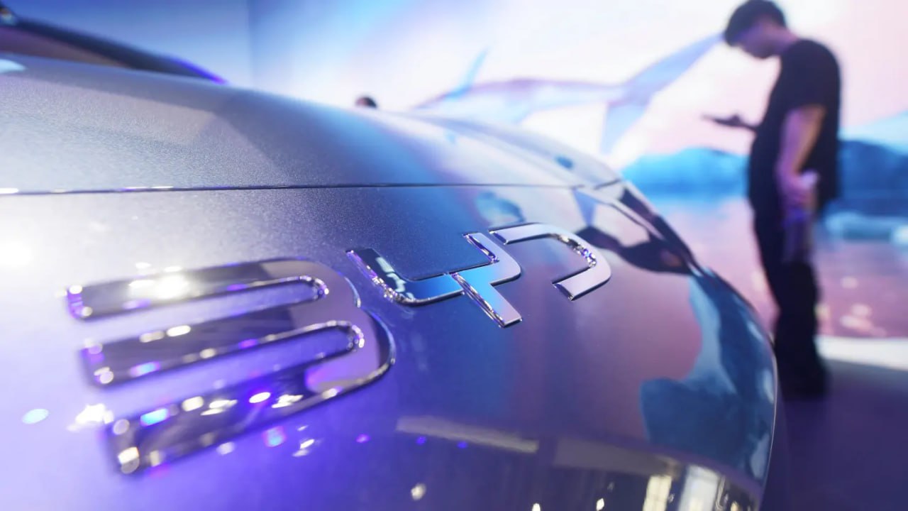 Китайский производитель электромобилей BYD впервые за год сократил поставки в 2025 году даже несмотря на то что начался пиковый сезон для автомобилей Это ещё один признак того что лидер рынка сталкивается с замедлением темпов роста В сентябре BYD поставила 393 060 единиц продукции что почти на 6 меньше чем в прошлом году jkinvest news jkinvest