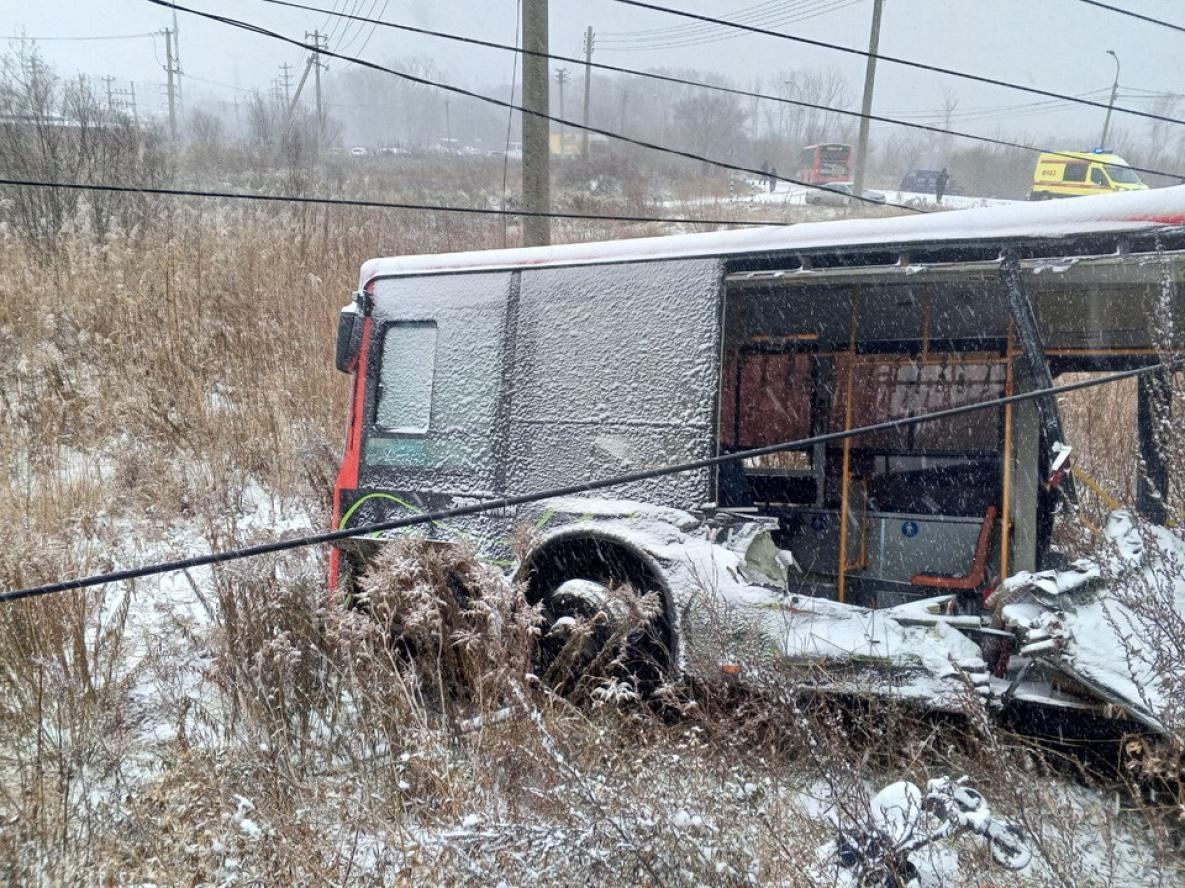 Печально конечно что поводом для масштабной проверки перевозчиков в Хабаровске потребовалась авария в которой пострадали люди включая полуторагодовалого малыша Но будем надеяться что эта точка станет переломной в откровенно запущенной ситуации и отправной для реальных перемен После того как автобус 40 въехал на железнодорожные пути в районе улицы Кола Бельды под запрещающий сигнал семафора и столкнулся с грузовым поездом с проверкой наведались ко всем перевозчика Железнодорожного района Оказалось что найти тех из них кто работает по закону и всем правилам еще надо постараться Не подлежащие уже эксплуатации старые развалюхи нарушение маршрутов отсутствие тахографов наплевательское отношение к медосмотру водителей задержки зарплат полный набор в общем Всем героям полетели штрафы и администртивки Но мы все же предлагаем не ждать следующей аварии и регулярно брать их и за жабры и все другие необходимые места чтобы этих аварий не случалось вообще