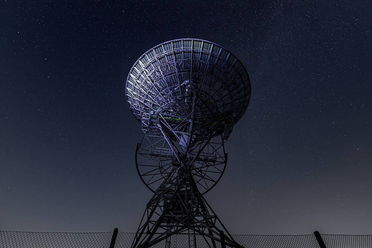 В 2019 году LIGO и Virgo уловили странный гравитационный сигнал Одни исследователи считают что это редкая встреча чёрных дыр Другие что это след от схлопнувшейся кротовой норы ведущей в параллельную Вселенную