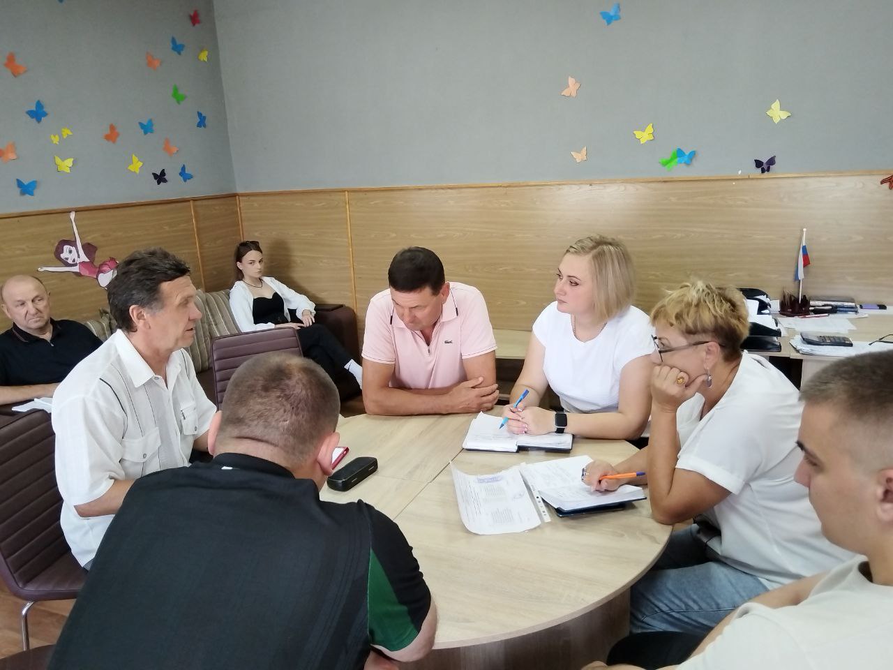 Развитие физической культуры и спорта в Володарском муниципальном округе  Директор ГБУ ЦФЗН "Спорт для всех" Михаил Александрович Косевич, в рамках рабочей поездки в Володарский муниципальный округ провёл совещание с представителями спортивных учреждений и профильных организаций.    В мероприятии также приняла участие заместитель главы Администрации Володарского муниципального округа Полтарак Викалина Викторовна.   Трудовой коллектив интересовали вопросы:    Создание центров приёма нормативов ВФСК ГТО в муниципальных округах ДНР;   Развитие физкультурно-оздоровительных комплексов  ФОК ;   Взаимодействие с общеобразовательными учреждениями при проведении спортивных мероприятий;   Проведение зонального этапа Фестиваля дворового футбола в Володарском округе.    Участники встречи наметили практические шаги по улучшению условий для занятий спортом и вовлечению молодёжи в регулярные занятия физической культурой.