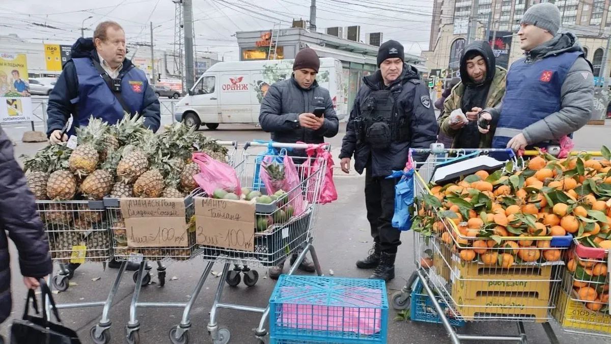 В Приморском, Адмиралтейском и Невском районах прошли рейды против нелегальной торговли, сообщили в комитете по вопросам законности, правопорядка и безопасности.  В частности, торговля фруктами велась возле станции метро «Пионерская». А на территории рынка «Апраксин двор» обнаружили нелегальные точки по продаже оптики, табака и товаров народного потребления.  Всего сотрудники комитета составили более 40 протоколов об административных правонарушениях по статье 44 «Закона Санкт-Петербурга»  продажа товаров в неустановленных местах . У торговцев изъяли товары общей суммой более трёх миллионов рублей.   TvoySpb