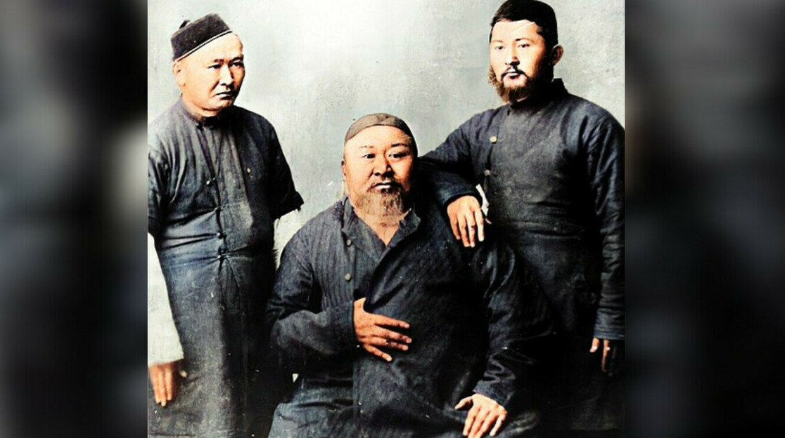 В Казахстане отмечают 180 лет со дня рождения Абая  В Казахстане отмечают 180 лет со дня рождения Абая Кунанбаева — великого поэта, мыслителя и просветителя, передает ArbatMedia 10 августа в стране празднуют День Абая. Эта дата была утверждена президентом Казахстана в 2020 году.  Ровно 180 лет назад родился Абай Кунанбаев — человек, чьё творчество и философия стали культурным мостом между странами и народами. Он оставил потомкам богатое поэтическое наследие и глубокие мысли, которые до сих пор вдохновляют людей.  В Восточно-Казахстанской области работает историко-культурный и литературно-мемориальный заповедник-музей Абая «Жидебай-Бөрілі». Это один из крупнейших музеев страны и один из восьми национальных заповедников. В его фондах — 22 тысячи экспонатов и 16 тысяч книг.  Музей стал духовным центром, где собраны уникальные предметы, рассказывающие о жизни и творчестве Абая, его эпохе и наследии.    Прислать новость