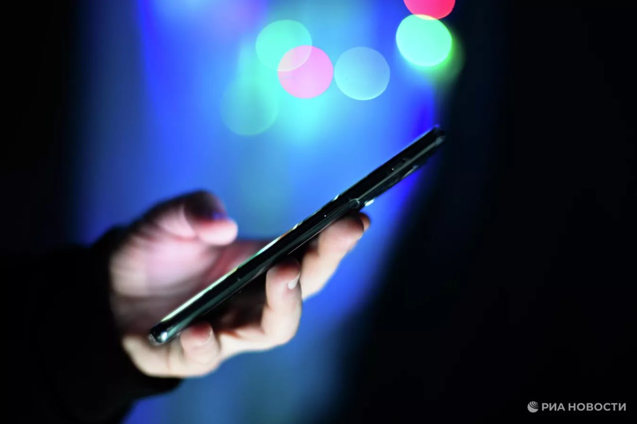 В преддверии черной пятницы мошенники засуетились и придумали новые схемы Как рассказали РИА Новости в пресс службе платформы Мошеловка Общероссийского Народного фронта способ обмана выглядит так Мошенники создают фиктивные интернет магазины и одностраничники имитирующие сайты известных брендов или маркетплейсов с нереально низкими ценами Объявления о суперскидках рассылают в соцсетях через спам рассылки и контекстную рекламу Однако и это еще не все ухищрения мошенников Также они продвигают пользователям опасные приложения и боты в мессенджерах которые якобы помогают отслеживать скидки и эксклюзивные промокоды На самом деле так злоумышленники рассчитывают украсть ваши личные данные Поэтому лучше пользоваться проверенными официальным ресурсами для онлайн шоппинга 0 Подписаться на РИА Новости Крым в Telegram MAX VK