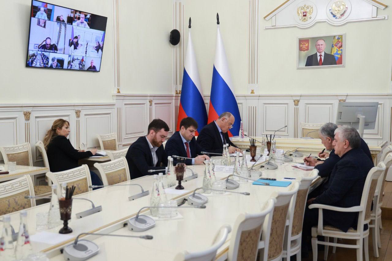 ⏩Сергей Меликов провел заключительное в этом году рабочее совещание с руководителями органов исполнительной власти и местного самоуправления.   Он поблагодарил управленческую команду региона за работу в уходящем году и поставил задачи на январь.   Глава республики подчеркнул необходимость минимизировать возможные риски, чтобы праздничные дни прошли для жителей городов и районов Дагестана без происшествий. Для этого все ответственные службы будут работать в усиленном режиме, в первую очередь это относится к коммунальным службам.   Особое внимание глава Дагестана поручил уделить обращениям граждан. Координировать оперативное реагирование на них органов власти будет республиканский ЦУР.    В первые дни января Сергей Меликов заслушает промежуточные доклады о ходе прохождения выходных.  В ходе совещания руководитель региона определил цели по ряду направлений развития республики.  Среди главных задач на январь -    реализация национальных проектов,    современное развитие строительной и транспортной отраслей,    решение инфраструктурных проблем,    реализация инвестиционных проектов, поддержка участников СВО, в том числе работа по созданию реабилитационного центра,    взаимодействие с общественными организациями и другие направления.  Кроме того, будут рассмотрены проблемы строительства социальных объектов и актуализирован план мероприятий в рамках 80-летия Победы.   «В будущем году мы продолжим работу по развитию нашей республики и повышению качества жизни дагестанцев. И, конечно, главная наша задача - всемерная поддержка тех, кто сегодня защищает нашу страну», — заявил Сергей Меликов.