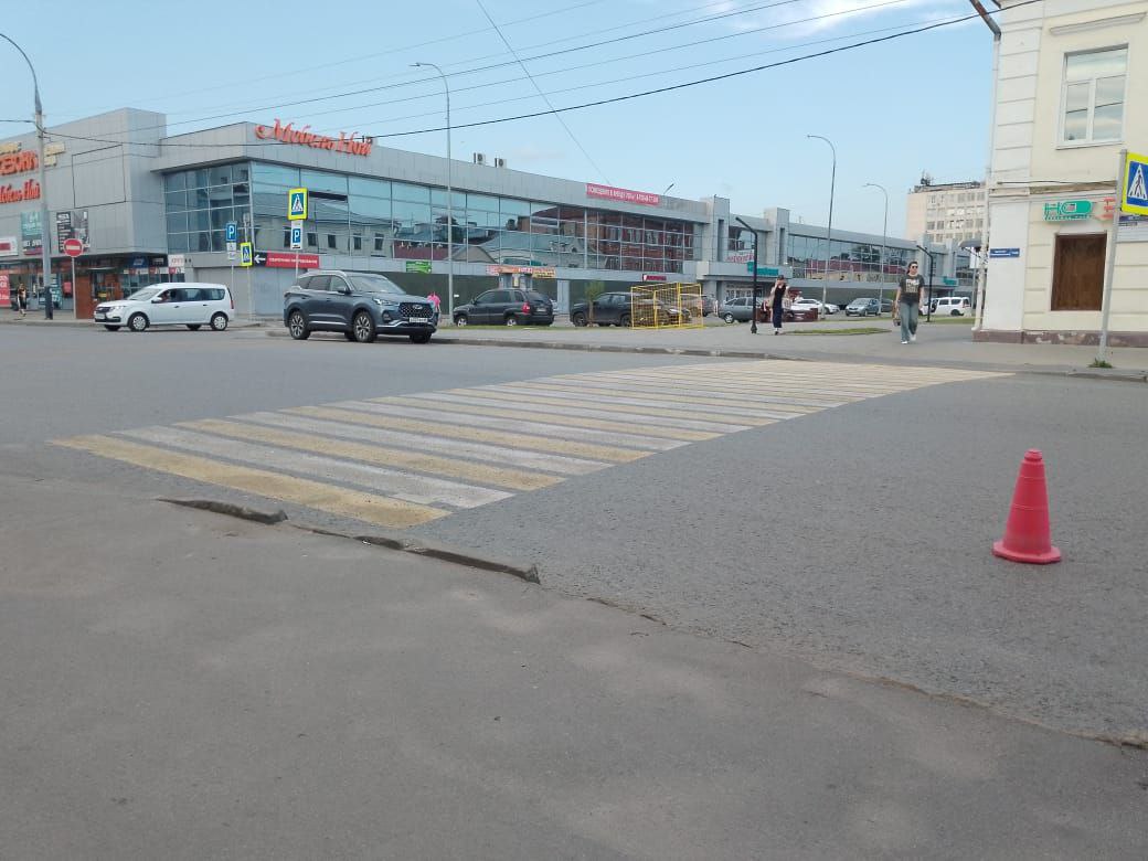 Сегодня, примерно в 15.50 на пешеходном переходе в районе пересечения ул. Красная и Коммунальная г. Тамбова, водитель автомобиля, предположительно Ауди, допустил наезд на женщину - пешехода после чего скрылся!  Пешеход травмирован, с ней работают медики.   Просьба к очевидцам происшествия обратиться в полицию по тел. 8 4752 53 40 67 или оставить комментарий тут.   Максимальный репост. Нужно наказать хулигана!