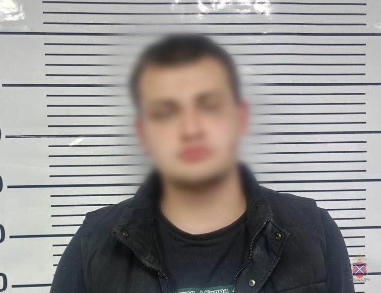 В Волгограде задержали участника массового погрома в многоквартирном доме на бульваре 30 лет Победы Со слов жильцов парень в изменённом состоянии снес батарею сломал дверь и лифт и оторвал зеркала у припаркованных во дворе машин В отделе полиции ранее судимый 21 летний дебошир признался что приехал к знакомой но перепутал этаж и ошибся дверью