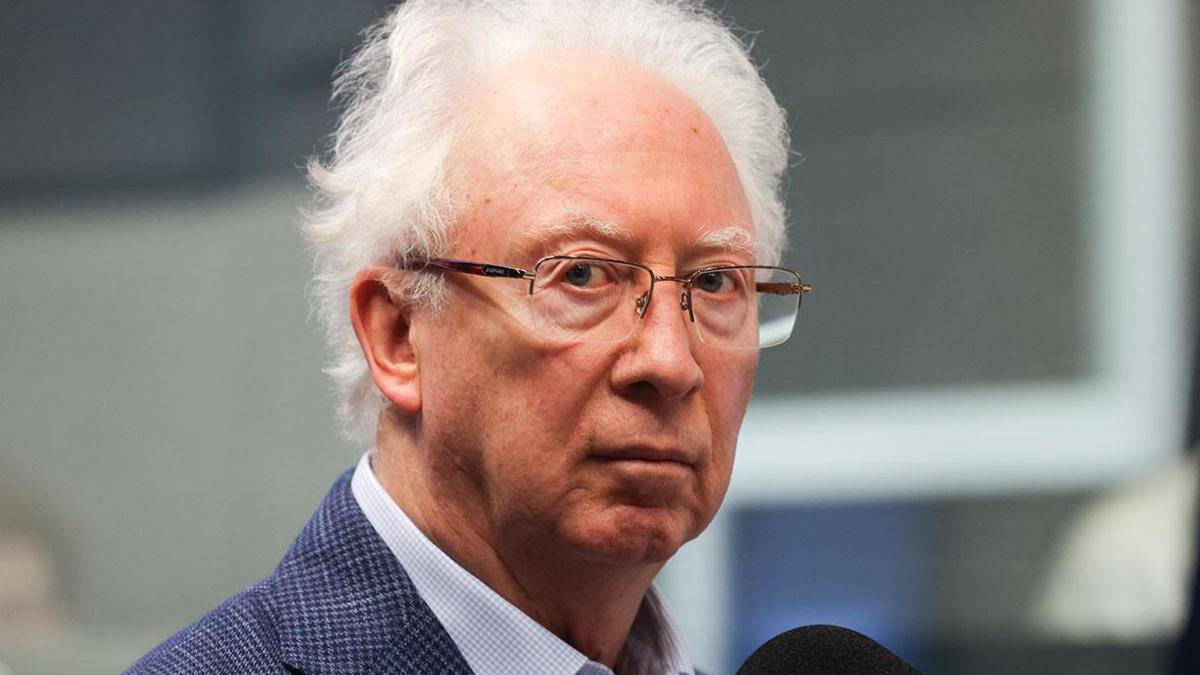 Бывший зампред ЦБ Вьюгин предупреждает о высокой вероятности вхождения экономики России в рецессию уже в текущем году Если это произойдет Минфин столкнется с серьезными трудностями при наполнении бюджета запланированный объем налоговых поступлений собрать не удастся По мнению экономиста главная интрига ближайших месяцев сможет ли ведомство справиться со сборами и прогноз здесь неутешительный К рецессии добавится недополучение нефтегазовых доходов вызванное укреплением рубля и сохранением дисконта на российскую нефть что усугубит потери казны Дмитрий Никотин Подписаться