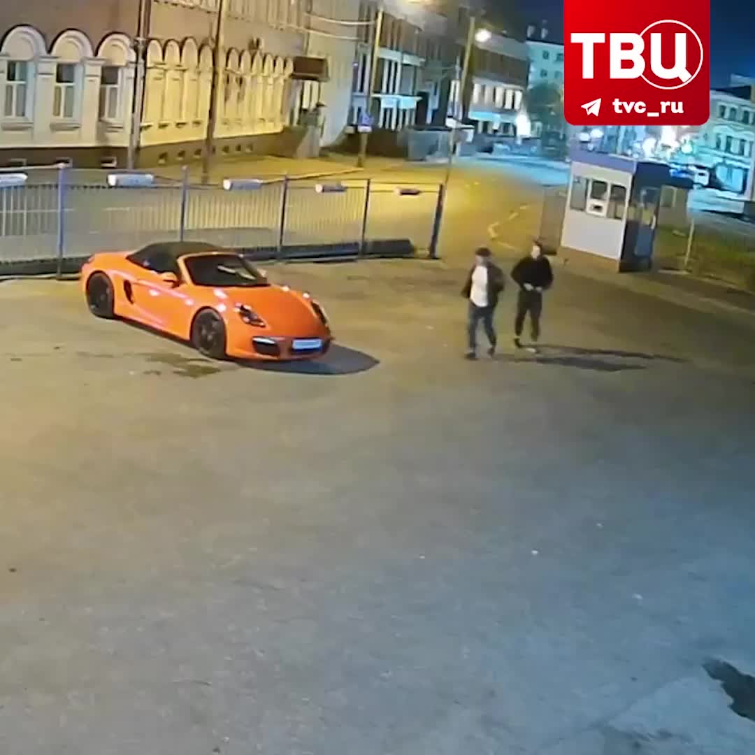 В Казани двое молодых людей повредили Porsche Boxster, пытаясь сделать эффектные фотографии