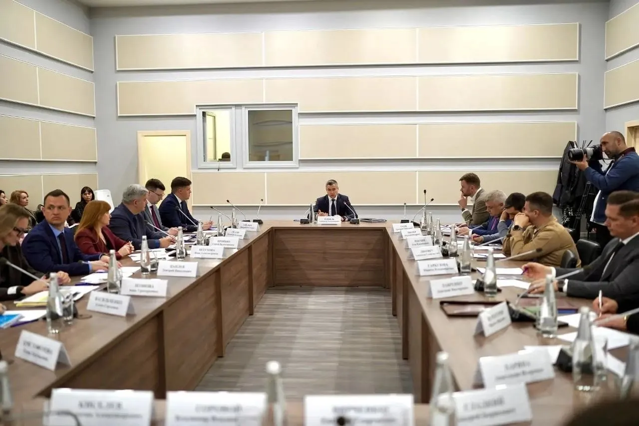 Отгрузка мебели в Краснодарском крае за шесть лет увеличилась в два раза В рамках 28 й международной выставки UMIDS 2026 вице губернатор Александр Руппель провел заседание рабочей группы по развитию деревообрабатывающей и мебельной промышленности С 2019 года отгрузка мебели в крае выросла почти в два раза деревообработка на треть При этом мощности предприятий позволяют кратно увеличить объемы производства при наличии спроса Со своей стороны мы максимально придвигаем продукцию кубанских производителей организуем их участие на международных и федеральных выставках формируем каталоги развиваем промышленный портал где представлены наши предприятия и их компетенции Сейчас в разработке находится сайт который будет работать в формате маркетплейса где покупатели смогут онлайн приобретать продукцию производителей Краснодарского края отметил Александр Руппель Читайте нас в MAX