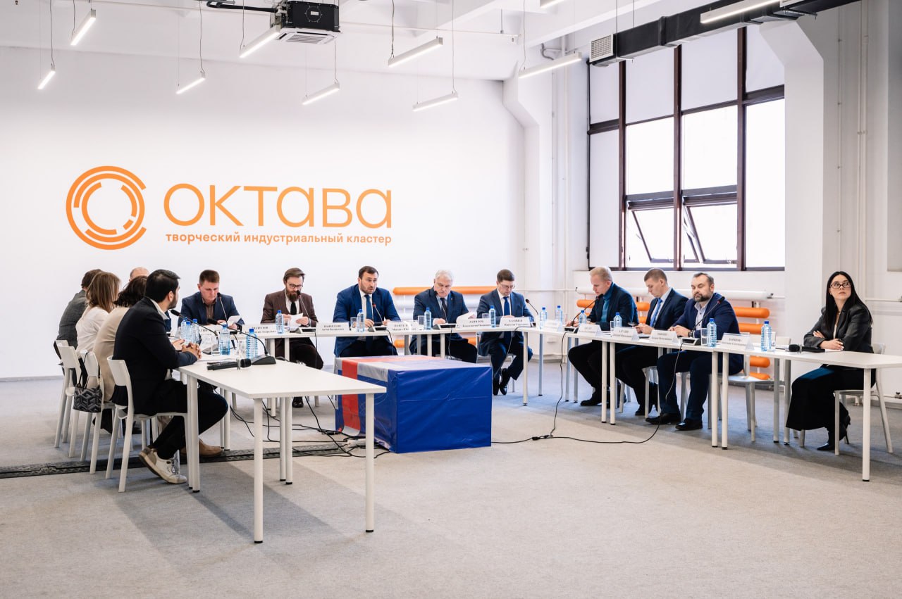 В Туле обсудили подготовку к мероприятию-спутнику V Конгресса молодых ученых. Оно состоится в кластере «Октава» в августе. Ученые из разных регионов России будут работать в трех проектных группах: «Беспилотные авиационные системы»; «Новые материалы и химия»; «Современные биотехнологии». Также было предложено включить в программу четвертое направление по сохранению исторической памяти, приуроченное к 80-летию Победы в Великой Отечественной войне. «Отличительная особенность мероприятий-спутников в том, что ученые работают в тесном взаимодействии с регионом, который выступает квалифицированным заказчиком на разработку тех или иных технологий. Тульская область славится своим производством, промышленностью и развитым научно-техническим потенциалом. Уверен, что мероприятие-спутник пройдет на высоком уровне», — отметил замминистра науки и высшего образования РФ Денис Секиринский. Особое внимание на совещании уделили обеспечению безопасности в период проведения мероприятий. Подробности по ссылке. Фото: правительство Тульской области