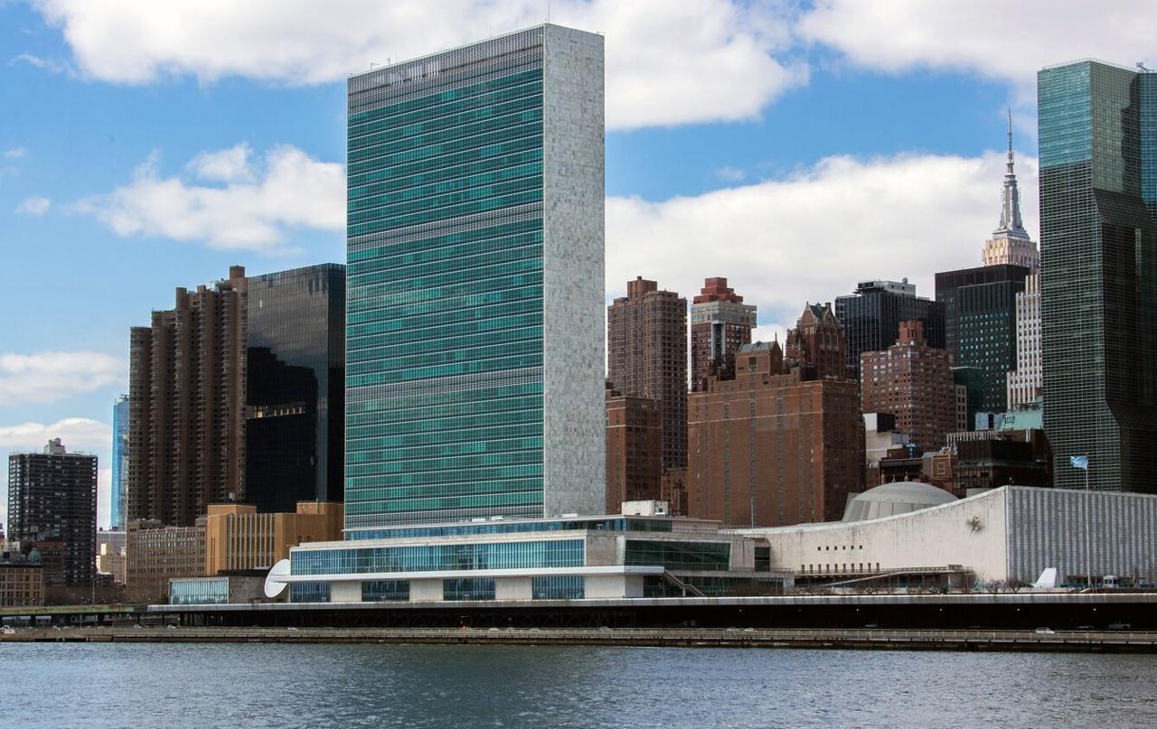 США задерживают финансирование ООН в ожидании реформ признал американский постпред при всемирной организации По словам Майка Уолтца под давлением Вашингтона генсекретарь ООН Антониу Гутерреш согласился урезать бюджет организации на 15 Это предполагает сокращение штата на 18 и числа миротворцев на 25