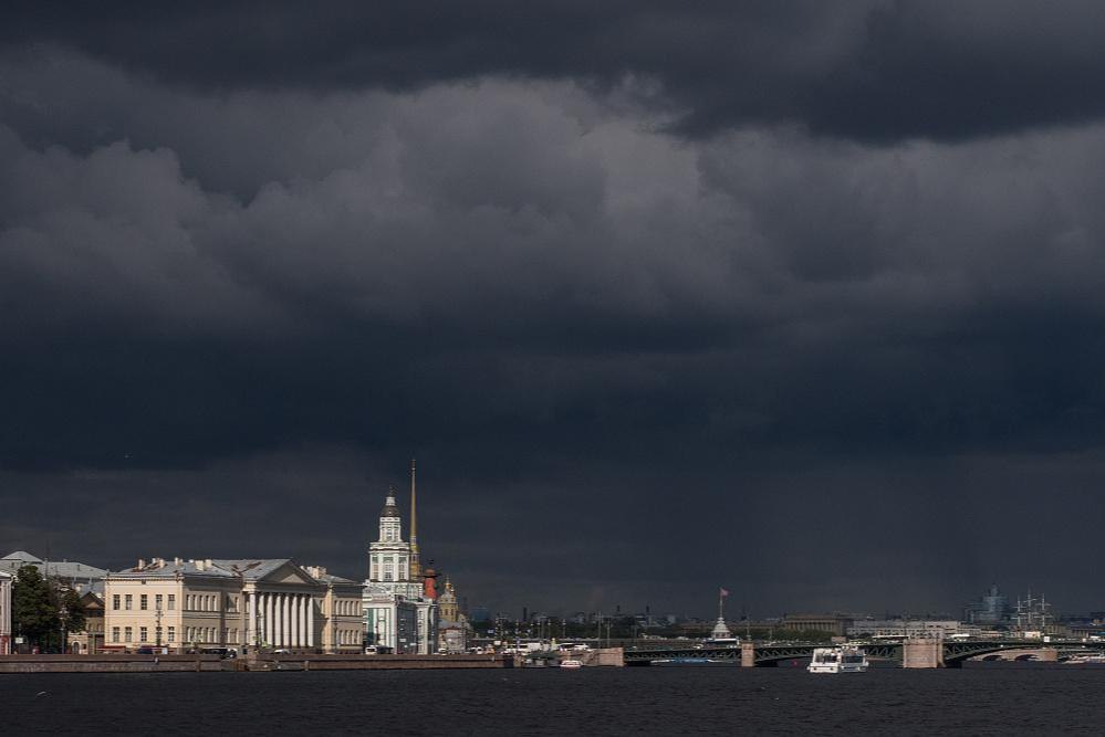 МЧС предупреждает о грозе и граде в Петербурге в воскресенье