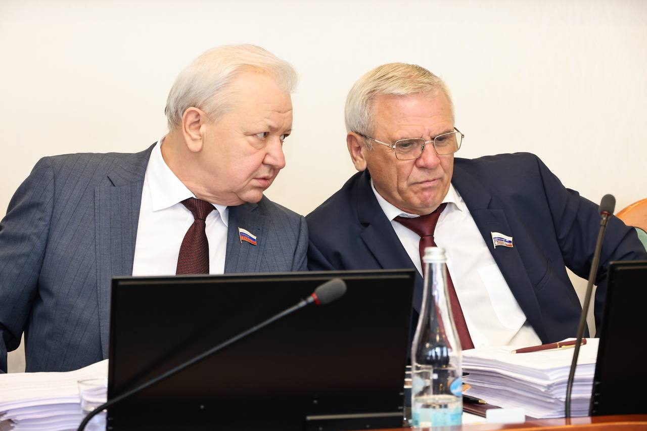 Новая награда для нижегородских доноров  На сегодняшнем заседании депутаты Законодательного Собрания поддержали инициативу спикера Евгения Люлина и учредили новую региональную награду: Почетный знак «Заслуженный донор Нижегородской области».  Ежегодно почетным знаком будут награждаться не более 40 человек.  Претендовать на награду могут граждане РФ, проживающие на территории региона, которые безвозмездно сдали кровь, ее компоненты или плазму в госучреждениях, подведомственных областному минздраву, осуществляющих деятельность по заготовке донорской крови и ее компонентов.   Количество донаций составляет от 80 до 120 раз и более, в зависимости от того, что сдается: кровь, ее компоненты или плазма.