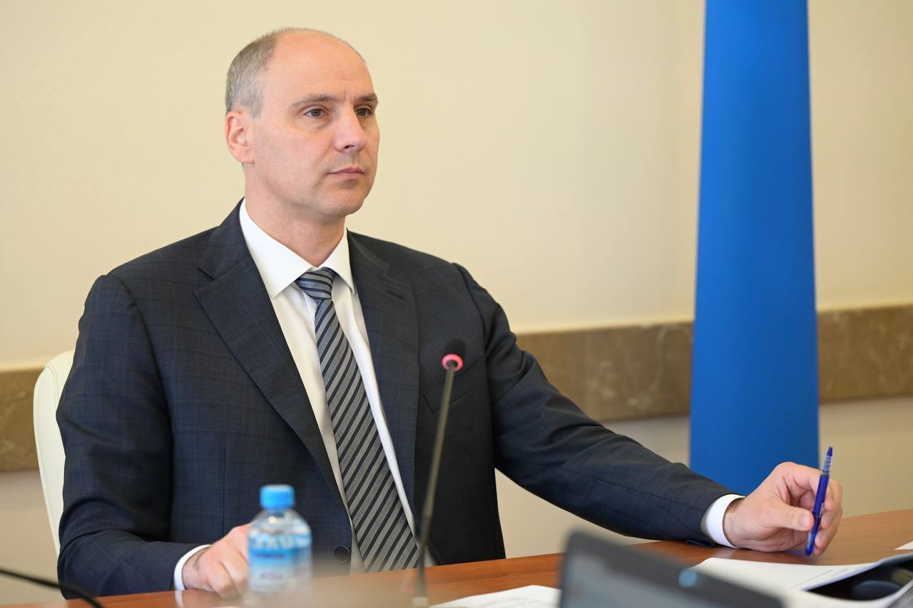 Руководитель Свердловской области Денис Паслер в ходе заседания правительства поручил решить проблемы с кадровым дефицитом на Североуральском бокситовом руднике входит в структуру РУСАЛ — одном из ключевых в стране предприятий по добыче и обогащению алюминийсодержащего сырья Глава региона поставил задачу пересмотреть зарплатную политику на СУБРе, поручил обратить внимание на регионы, где освобождаются профильные кадры и подчеркнул, что важно заниматься социально-экономическим развитием городов присутствия. Подробнее читайте на сайте «Областной газеты». telegram-канал Дениса Паслера Подписаться на «ОГ» Прислать новость Поддержать канал