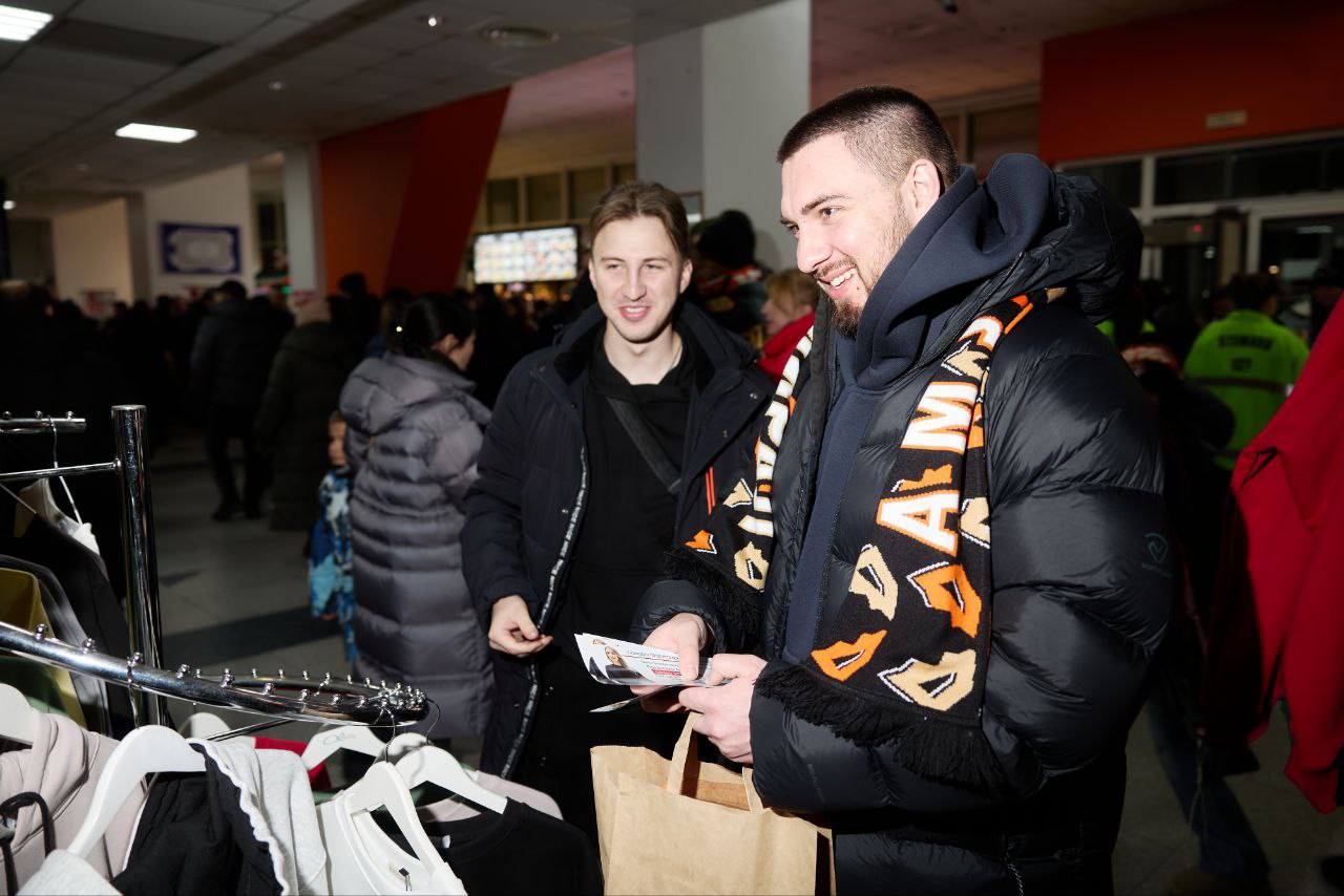 Идете на матч ХК Амур Загляните в магазин Сделано в Хабаровском крае Открылась еще одна точка где продаются товары выпущенные под единым региональным брендом Теперь примерить и приобрести яркие и стильные вещи можно в Платинум Арене Болеем за наших в дизайнерском мерче Сделано в Хабаровском крае Минпромторг Хабаровского края