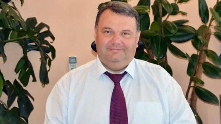 Экс-главу фонда жилстроя ЯНАО Калашникова отправили в колонию на 12 лет Суд Салехарда приговорил бывшего руководителя фонда жилищного строительства ЯНАО Игоря Калашникова к 12 годам строгого режима и штрафу в 350 млн рублей. Он признан виновным в мошенничестве и даче взятки в особо крупном размере. С 2014 года Калашников вместе с подельниками Андреем Мышьяковым и Сергеем Емельяновым похитил 105 млн рублей из бюджета округа. Попытки затянуть процесс и уйти от наказания до истечения сроков давности не помогли. Это уже второй приговор для чиновника: ранее он получил срок за хищение 60 млн рублей, но меньше года назад вышел на свободу. Подписаться Прислать новость