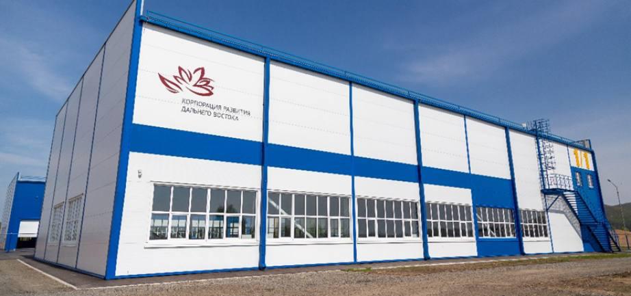 Еще один завод появится в Хабаровском крае В Ракитном появится современный высокотехнологичный комплекс по глубокой переработке отработанных автомобильных шин мощностью 10 тысяч тонн исходного сырья в год Резидент ТОР Хабаровск вложит более 126 млн рублей на первом этапе и создаст замкнутую технологическую цепочку которая позволит утилизировать до 100 поступающих шин без образования отходов Продукция получаемая путем переработки будет использоваться для производства различных материалов Открытие завода запланировано на конец 2028 года Сейчас в ТОР Хабаровск свои проекты реализуют 130 резидентов а общий объем инвестиций превышает 435 млрд рублей Создано уже более 13 тыс рабочих мест Хороший инструмент и грамотное его применение в координации между КРДВ и руководством края Такие новости о регулярном открытии новых предприятий нравятся нам куда больше чем сводки прошлых лет когда заводы в основном схлапывались