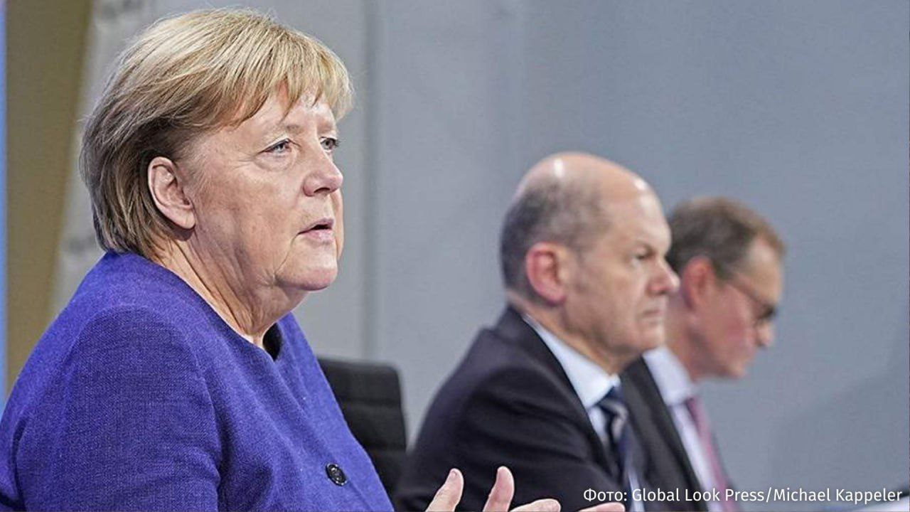 В Германии арестован гражданин Польши за призывы к нападениям на политических деятелей сообщила газета Le Parisien Мартин С был арестован в понедельник в Дортмунде и должен быть представлен судье который примет решение о его размещении под предварительное заключение сказано в материале со ссылкой на федеральную прокуратуру ФРГ Согласно данным издания мужчина принадлежит к движению рейхсбюргеров которое отрицает легитимность ФРГ С июня 2025 года он активно призывал в даркнете к совершению нападений на политиков государственных чиновников и общественных деятелей включая бывших канцлеров Олафа Шольца и Ангелу Меркель Мартин публиковал имена потенциальных целей произносил смертные приговоры и распространял инструкции по изготовлению взрывных устройств Уточняется что он также обещал вознаграждения за совершение убийств Прокуратура пока не подтвердила имел ли задержанный оружие или взрывчатку для осуществления своих угроз Caucasian bureau